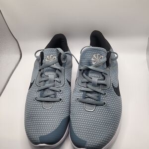 Nike Men's Athletic Shoes in Light Gray and Black